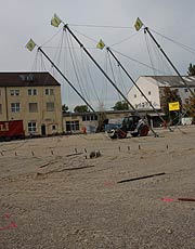 Roncalli Müchen: am 28.09.2017 wurden die Zeltmasten hochgezogen (©Foto: Martin Schmitz)